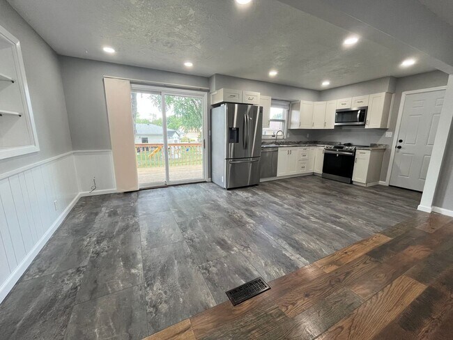 Building Photo - Newly Renovated 5 Bed/3 Bath in South Sioux Falls!