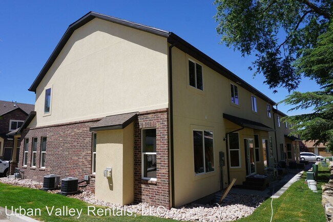 Building Photo - 3 br, 3.5 bath House - 719 E. Ryder Park Ln.