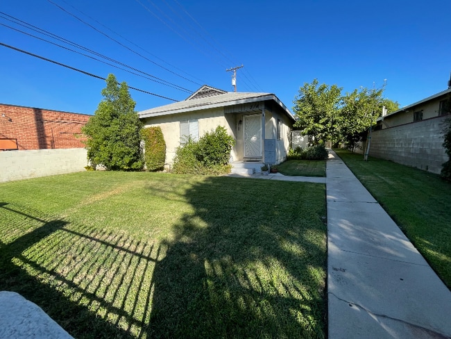 Building Photo - 314 W Providencia Ave