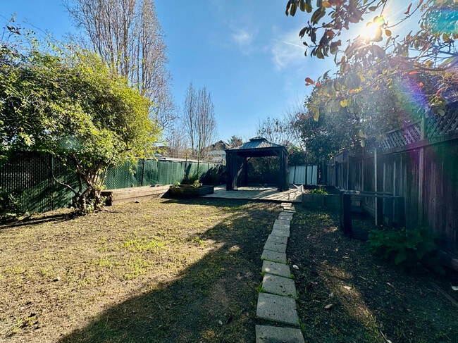 Building Photo - 695 30th St