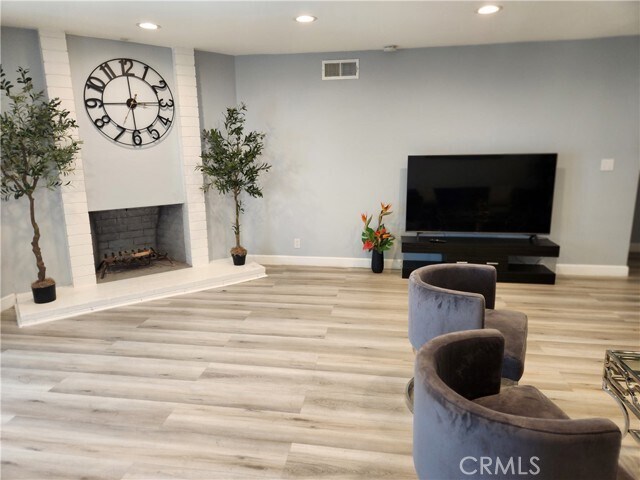 Foto del edificio - 7847 Goodland Ave