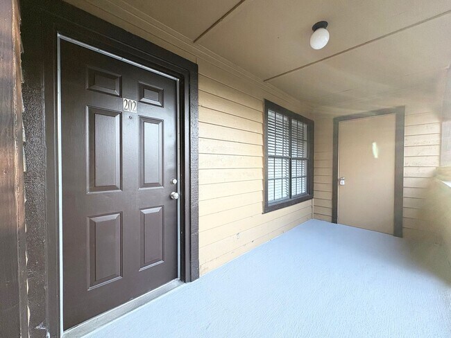 Building Photo - Beautiful 1/1 Condo in Altamonte Springs ~ Gated Lakefront Community!