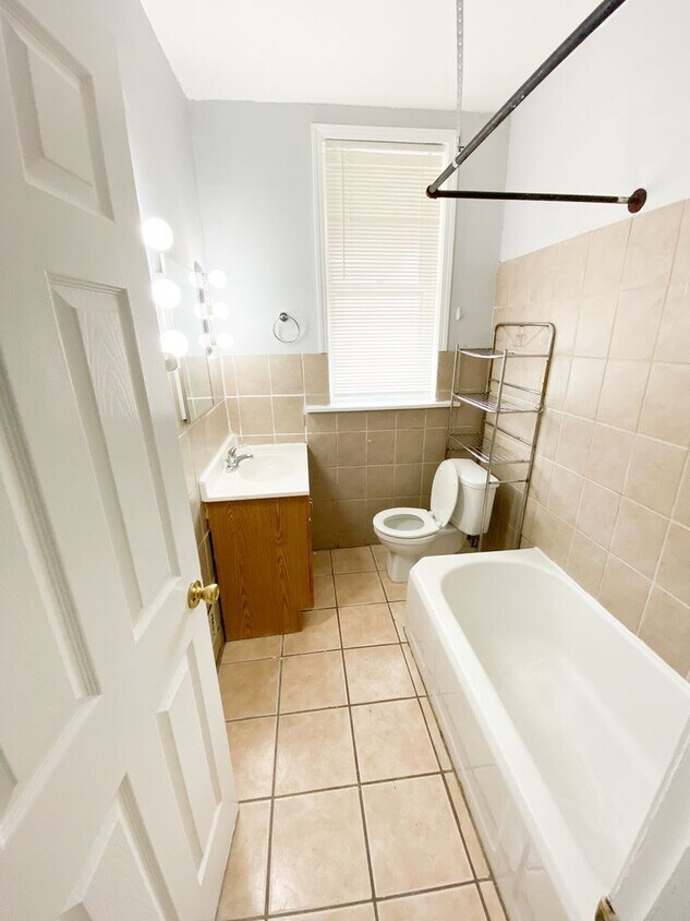 Foto del edificio - 1 Bed/1 Bath! Hardwood floors! Gas included! Ask about our move-in special!