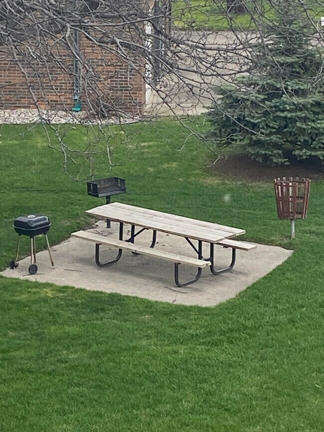 Dakota View Estates Apartments in Fargo, ND