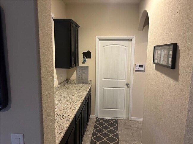 Foto del edificio - 8137 Lakeview Crossing Dr