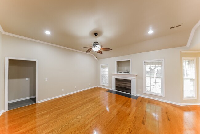 Building Photo - Wonderful 4 Bedroom