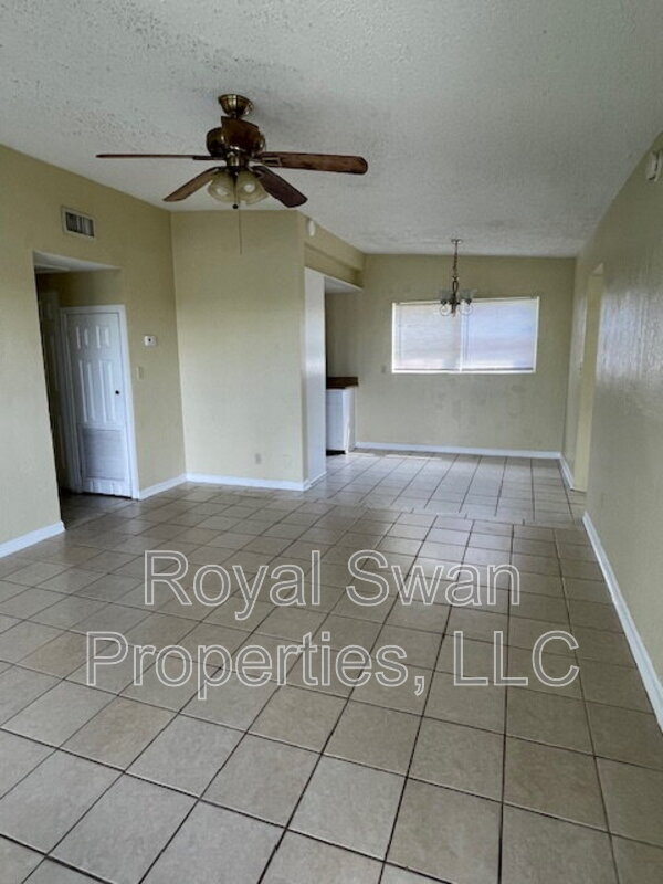 Building Photo - 2016 Crystal Ct W