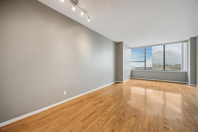 Building Photo - 15 Greenway Plz