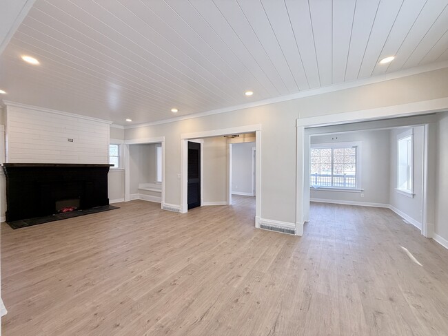 Building Photo - 553 Elm Ave E