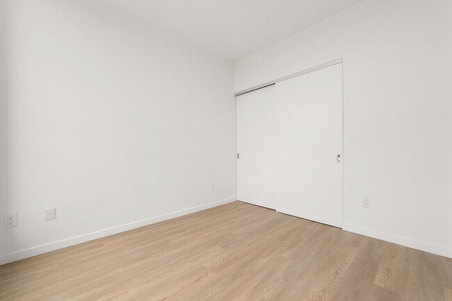 Building Photo - 689 The Queensway