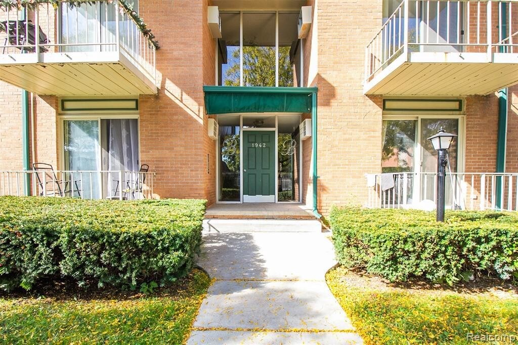1942 Axtell Dr, Troy, MI 48084 Condo for Rent in Troy, MI
