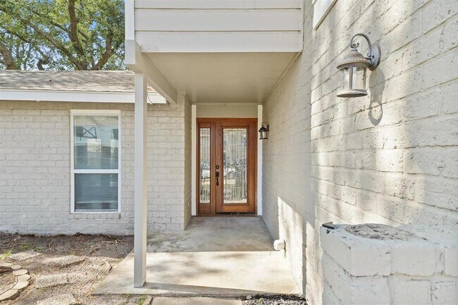Building Photo - 12811 Shady Knoll Ln