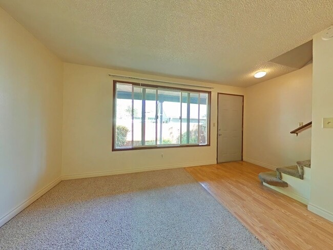 Building Photo - 2 Bedroom Duplex ~ Close to Campus
