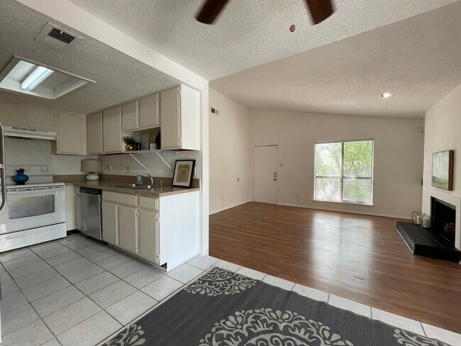 Foto del edificio - 6646 E Lovers Ln