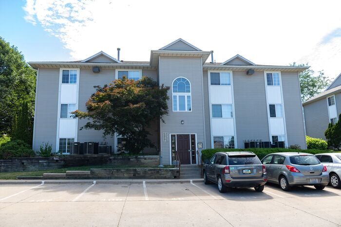 Foto principal - $1,095 | 2 Bedroom, 1 Bathroom Condo | Pet...