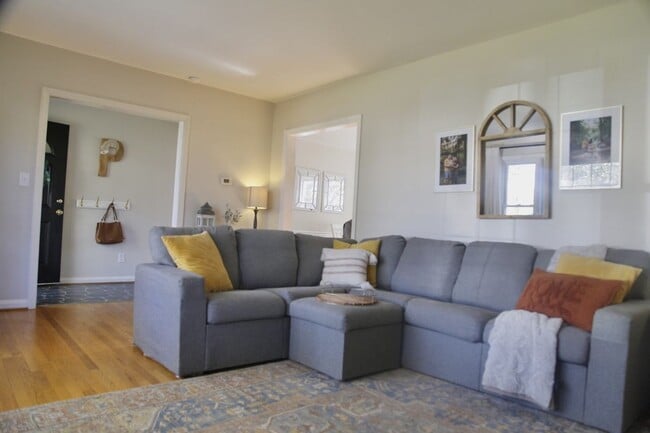 Building Photo - 107 Middleboro Pl