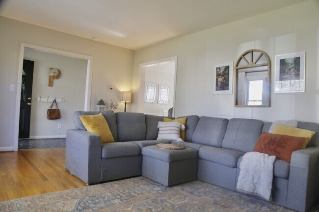 Foto del edificio - 107 Middleboro Pl