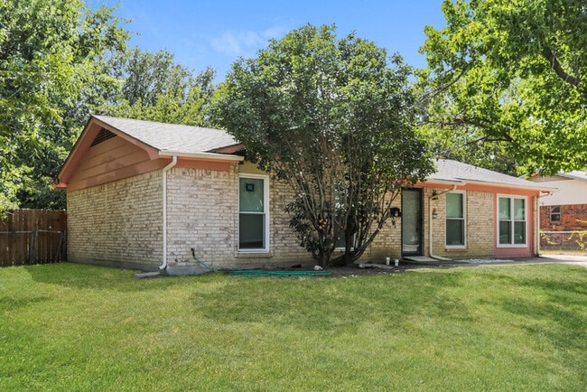 Building Photo - 441 NW Jayellen Ave