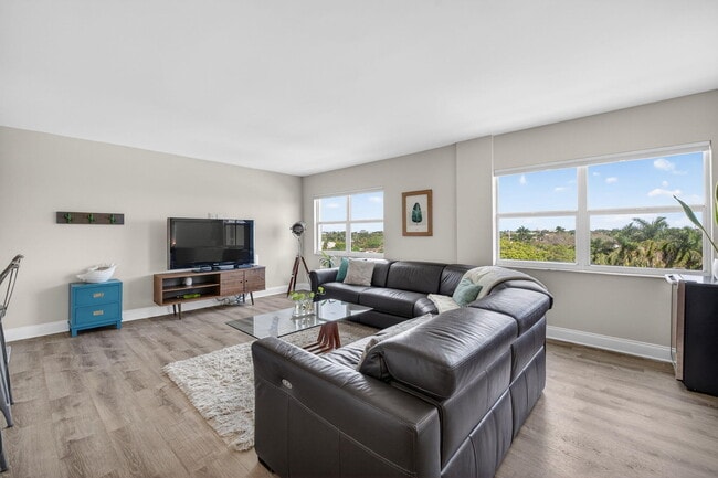 Building Photo - 2555 NE 11th St