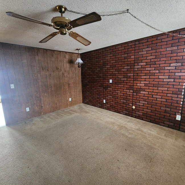 Building Photo - 405 N Church St