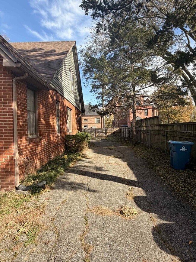 Foto del edificio - 411 S Jackson Ave