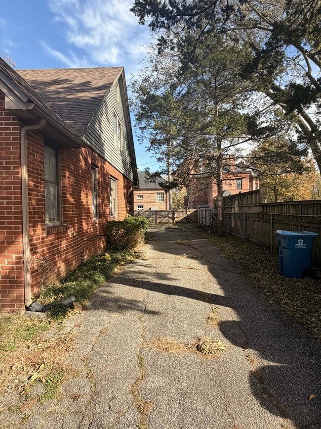 Building Photo - 411 S Jackson Ave