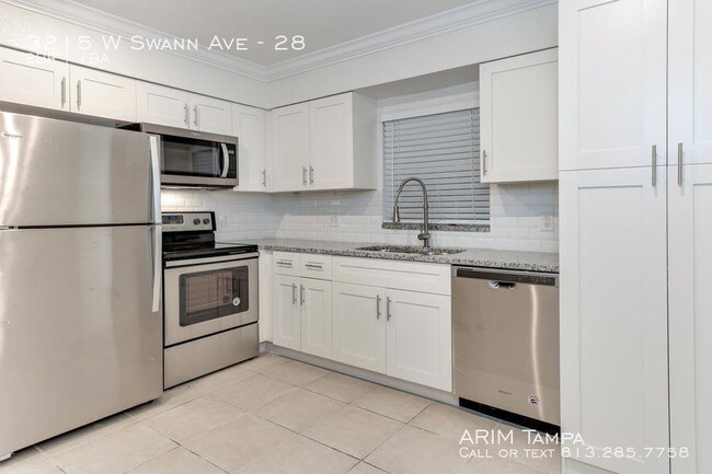 Building Photo - Freshly Renovated - 2 Bedroom Apartment