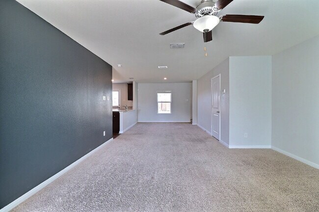 Foto del edificio - Move-In Ready 3-Bed Home with Solar Panels + Washer, Dryer & Refrigerator — Half Off Second Full ...