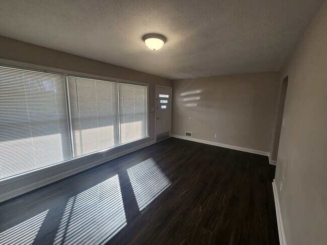 Foto del edificio - Updated 3 bedroom 1 bath in Shively! Excellent location!