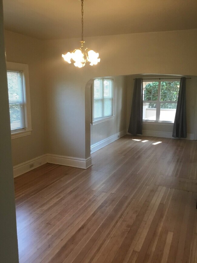 Foto del edificio - Great 2 Bedroom Bungalow Near Downtown and...