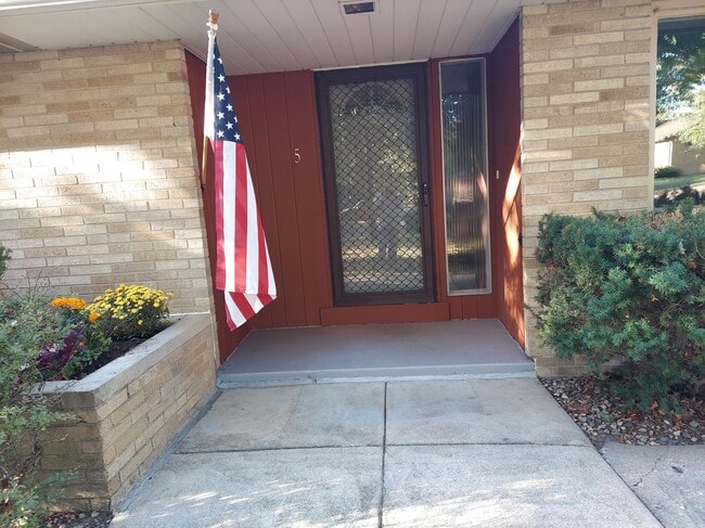 Building Photo - 5 Mayfair Ct