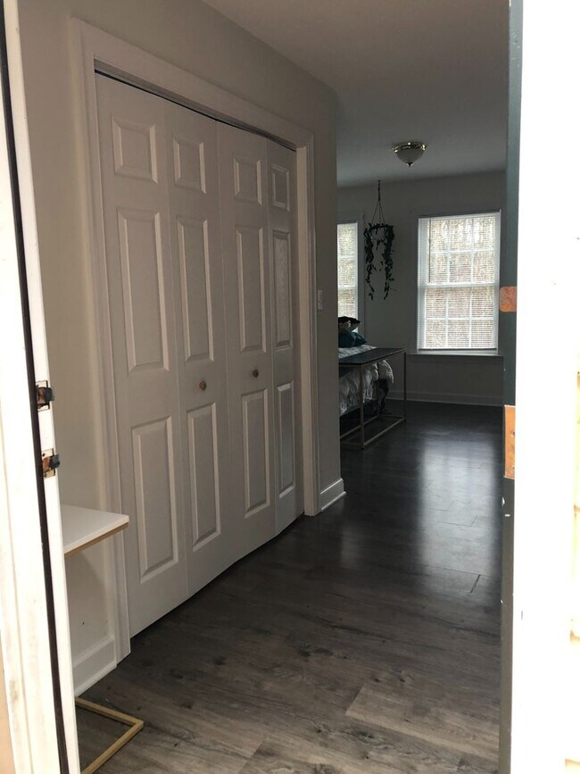 Foto del edificio - Charming All-Brick Townhome in the Heart o...