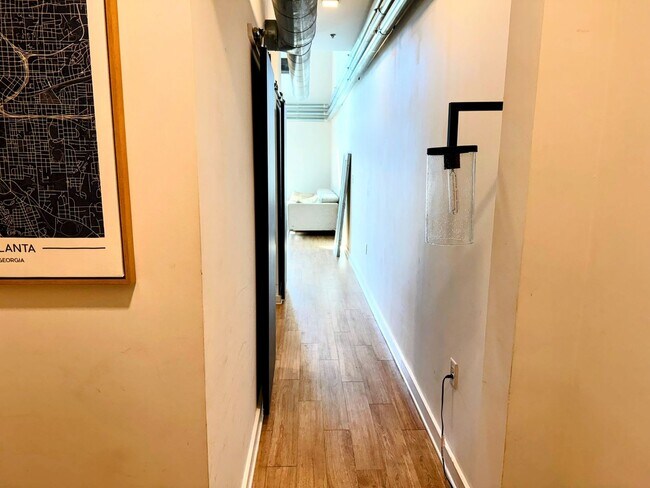 Building Photo - Charming 2BR Condo in Atlanta