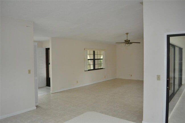 Building Photo - 127 Persimmon Dr