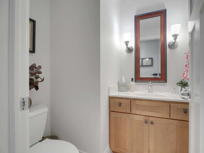 Foto del edificio - Spacious 4-Bed Gem with 3.5 Baths next to Minnehaha Creek