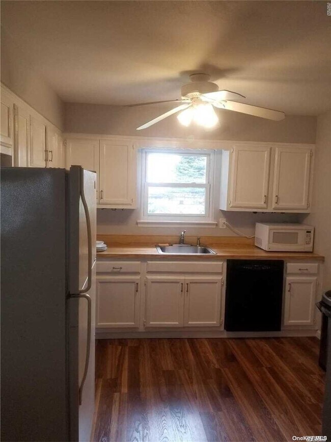 3 Space Ave, Farmingville, NY 11738 Room for Rent in Farmingville, NY