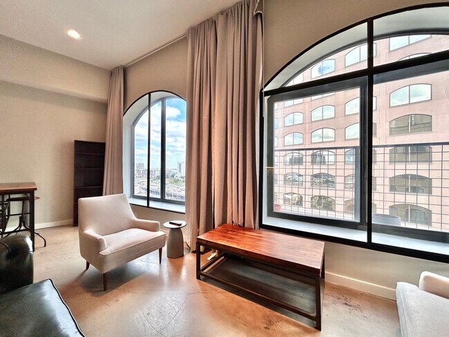 Foto del edificio - Charming Downtown High Rise Condo  1BD/1BA with Upgraded Features