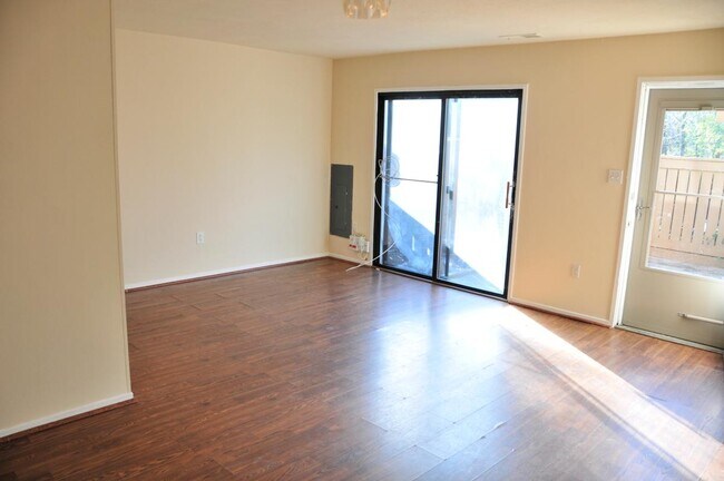 Foto del edificio - 9992 Forest View Pl