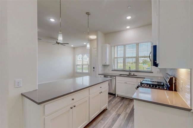 Building Photo - 3 Bed 2.5 bath Luxurious Townhome in Frisco!