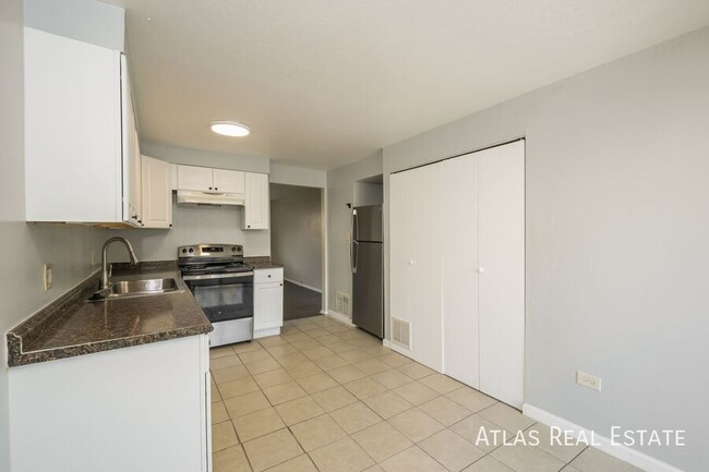 Foto del edificio - Spacious 2 bed 1 bath unit in Lakewood !