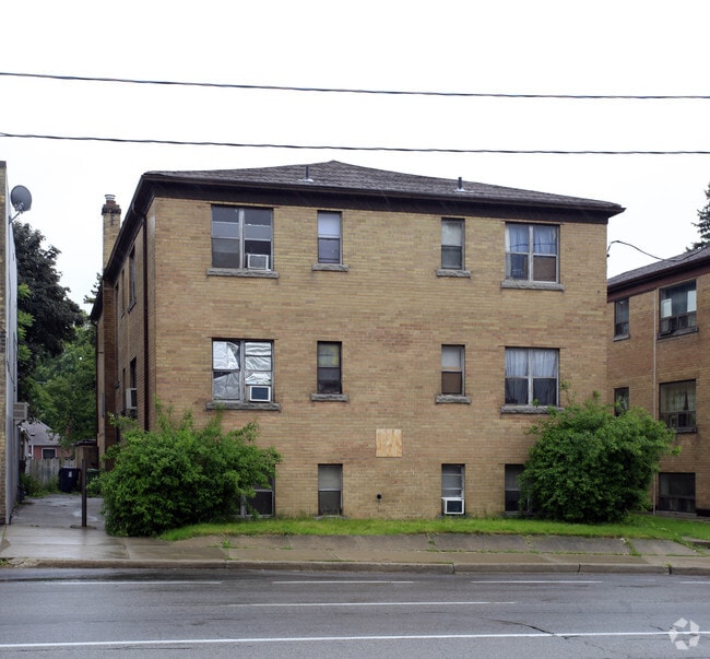 Building Photo - 2903 St Clair Ave E