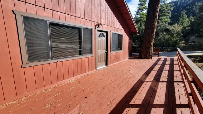 Building Photo - Welcoming and Spacious 2 Bedroom Home with...
