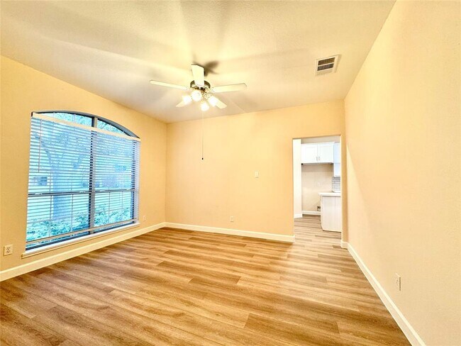 Foto del edificio - 1818 Maidenhair Ln