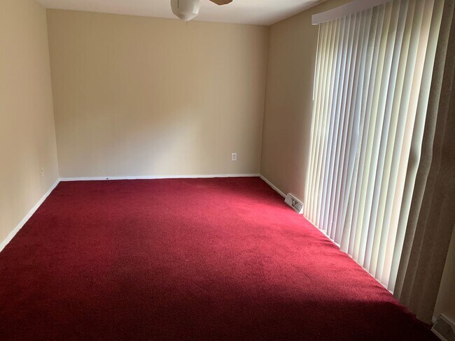 Building Photo - 3 Bed 1.5 Colonial