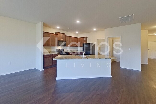 Building Photo - 10994 Lakeview Cir