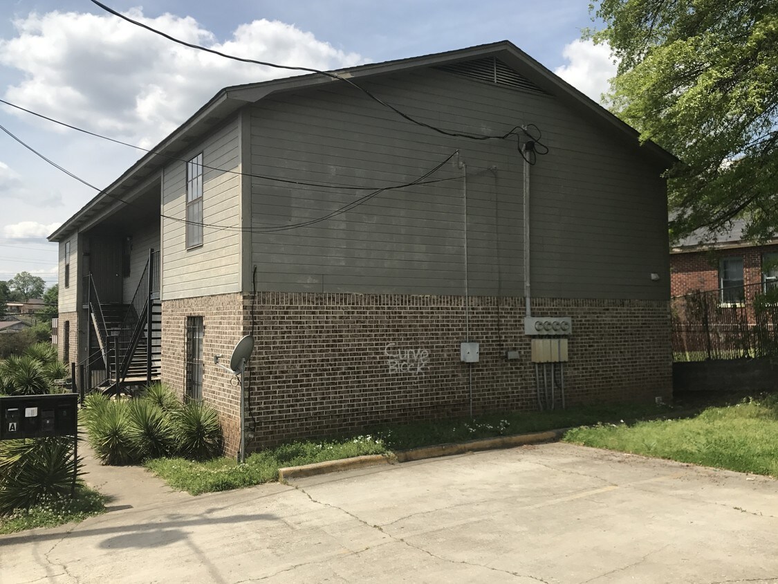 3009 W exterior parking - Steel City Apartment Homes