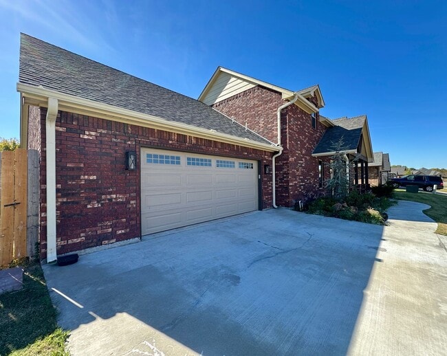 Foto del edificio - 2 story, 5-bedroom 3 bath home in Wyatt Acres