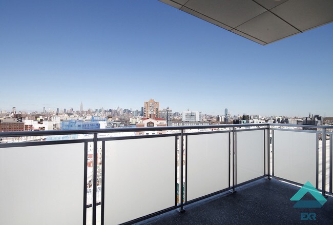 Foto del edificio - 240 Meeker Ave