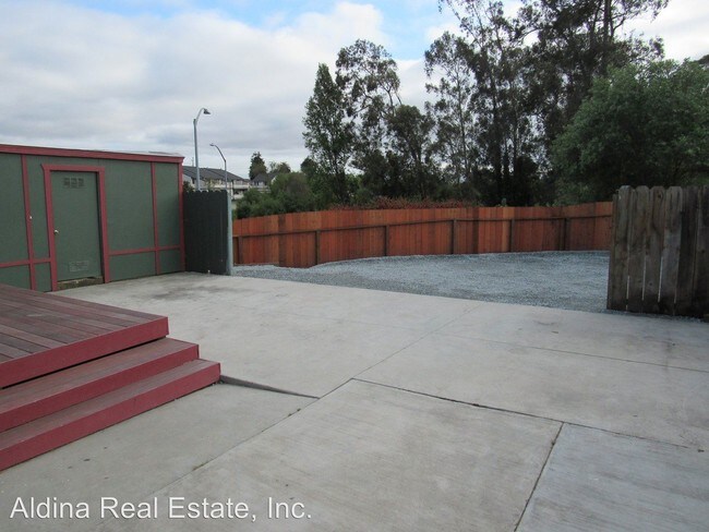 Building Photo - 3 br, 1 bath House - 49 9th St.
