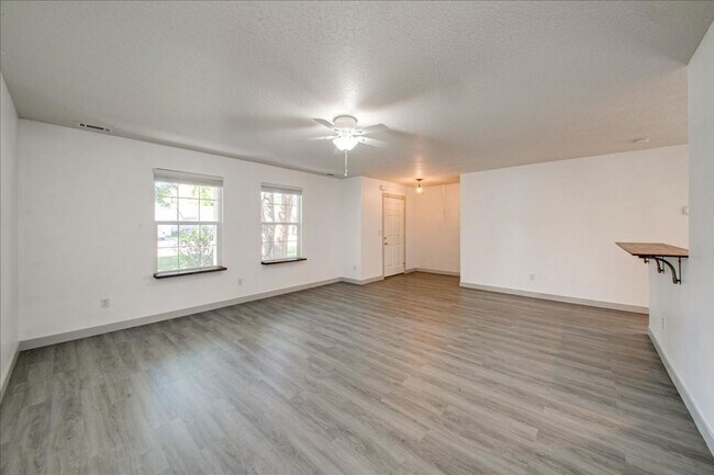 Foto del edificio - Low-Maintenance Comfort with Community Perks
